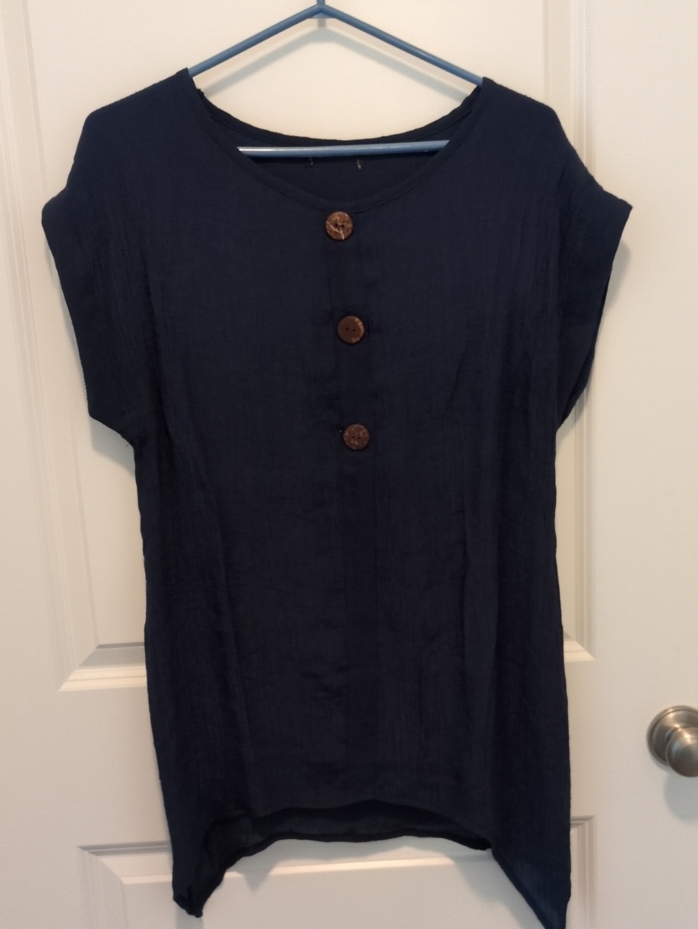 Dark blue top in crinkle fabric with hem & button details -size S/M